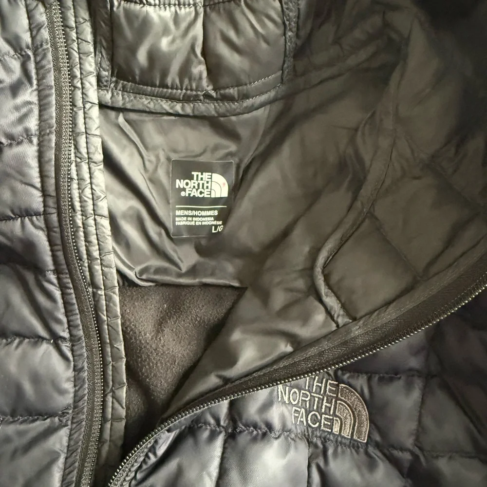 Men's North Face Black Hooded Puffer Jacket - Large